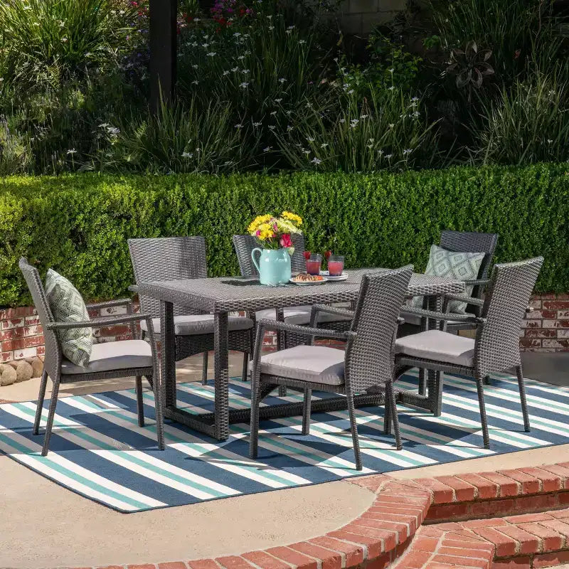 Set da pranzo da esterni in vimini Westley da 7 pz - Grigio - Christopher Knight Home: Struttura in ferro, Cuscini resistenti all'acqua, 6 sedie con braccioli