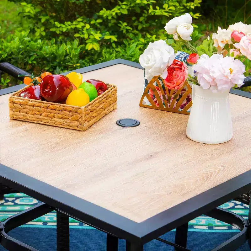 Tavolo e sedie in metallo con design a rombi 5 pz - Captiva Designs