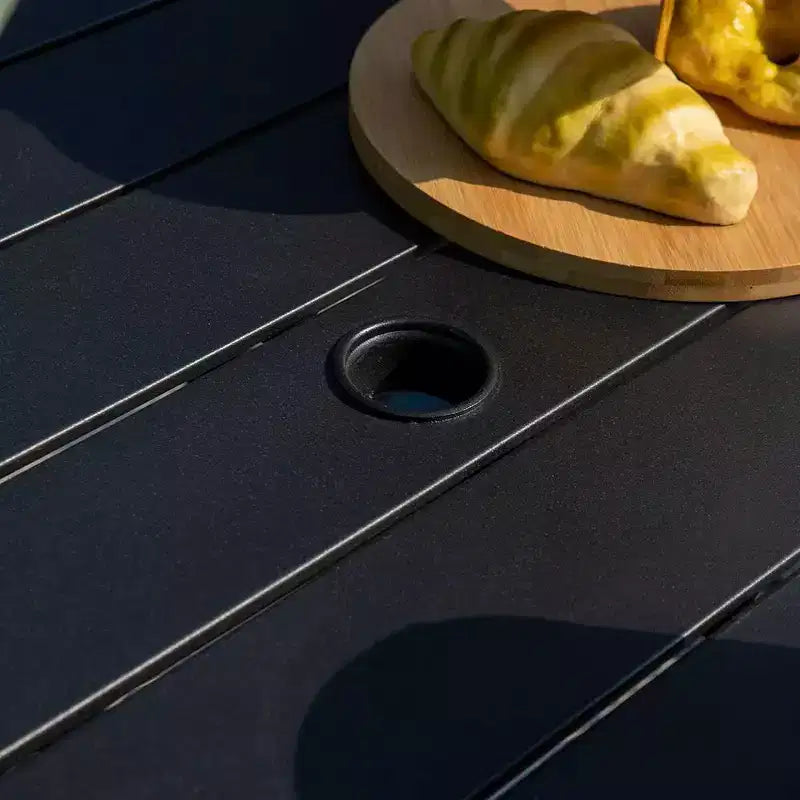 Set da Patio con Tavolo in Acciaio con Foro per Ombrellone da 1,57" e Sedie Girevoli a 360° in Sling - Captiva Designs