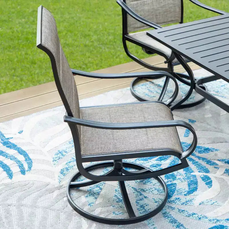 Set da Patio con Tavolo in Acciaio con Foro per Ombrellone da 1,57" e Sedie Girevoli a 360° in Sling - Captiva Designs