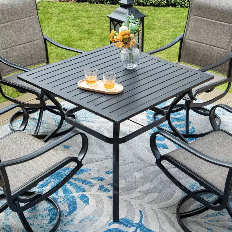 Set da Patio con Tavolo in Acciaio con Foro per Ombrellone da 1,57" e Sedie Girevoli a 360° in Sling - Captiva Designs