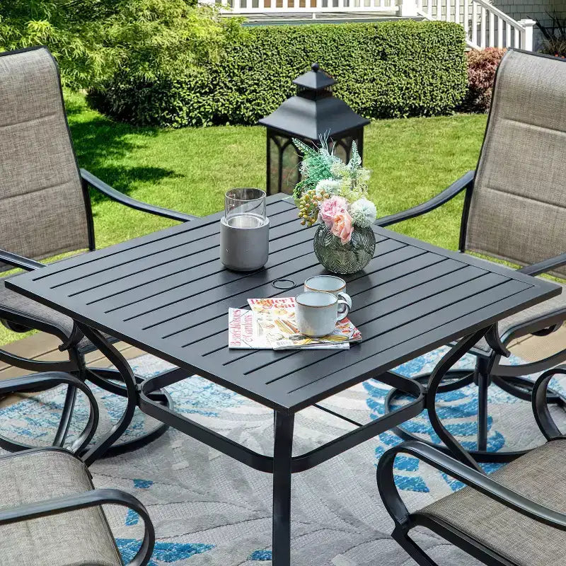 Set da Patio con Tavolo in Acciaio con Foro per Ombrellone da 1,57" e Sedie Girevoli a 360° in Sling - Captiva Designs