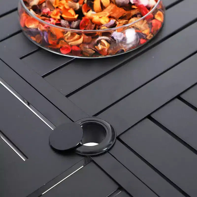 Set da pranzo da esterno da 5 pezzi con tavolo rotondo a doghe in metallo con foro per ombrellone - Captiva Designs: Sedie impilabili, resistenti alla ruggine