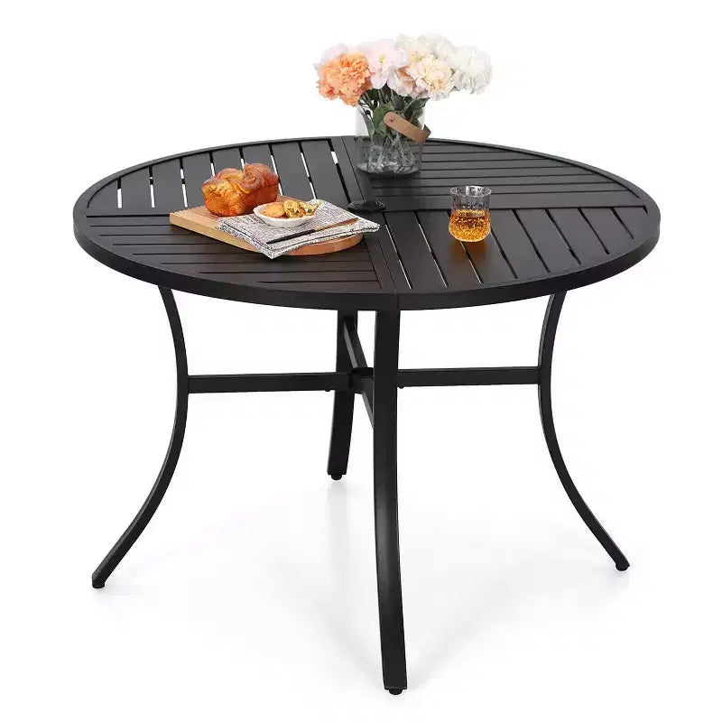 Set da pranzo da esterno da 5 pezzi con tavolo rotondo a doghe in metallo con foro per ombrellone - Captiva Designs: Sedie impilabili, resistenti alla ruggine