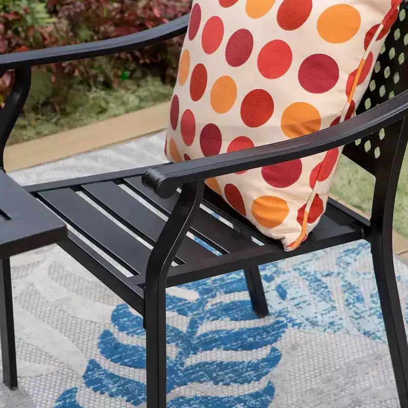 Set da pranzo da esterno da 5 pezzi con tavolo rotondo a doghe in metallo con foro per ombrellone - Captiva Designs: Sedie impilabili, resistenti alla ruggine