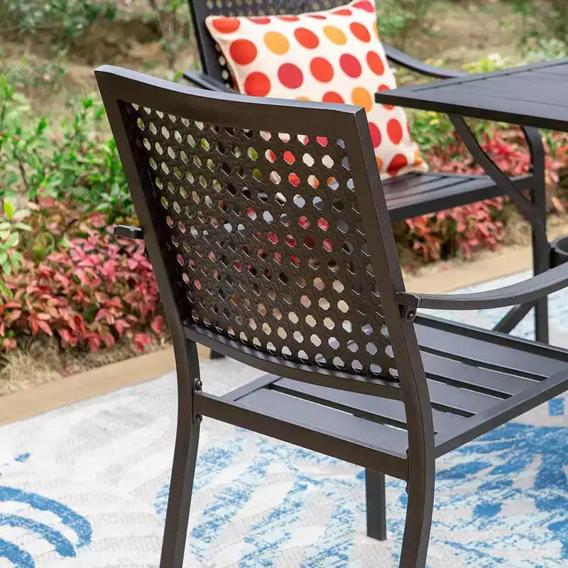 Set da pranzo da esterno da 5 pezzi con tavolo rotondo a doghe in metallo con foro per ombrellone - Captiva Designs: Sedie impilabili, resistenti alla ruggine