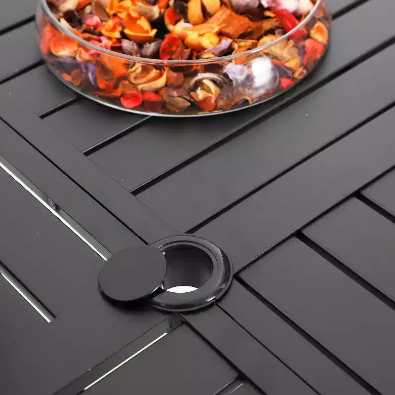 Set da pranzo da esterno 5 pezzi con sedie impilabili a righe e tavolo rotondo in metallo con foro per ombrellone - Nero - Captiva Designs: Telaio in acciaio