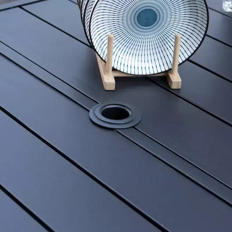 Set da pranzo da esterno 7 pezzi con tavolo rettangolare con foro per ombrellone da 1,57" e sedie in acciaio con braccioli - Nero - Captiva Designs
