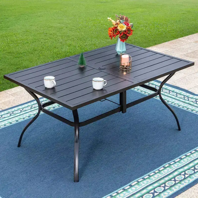 Set da pranzo da esterno 7 pezzi con sedie con cuscini per seduta e schienale e tavolo in metallo con foro per ombrellone
