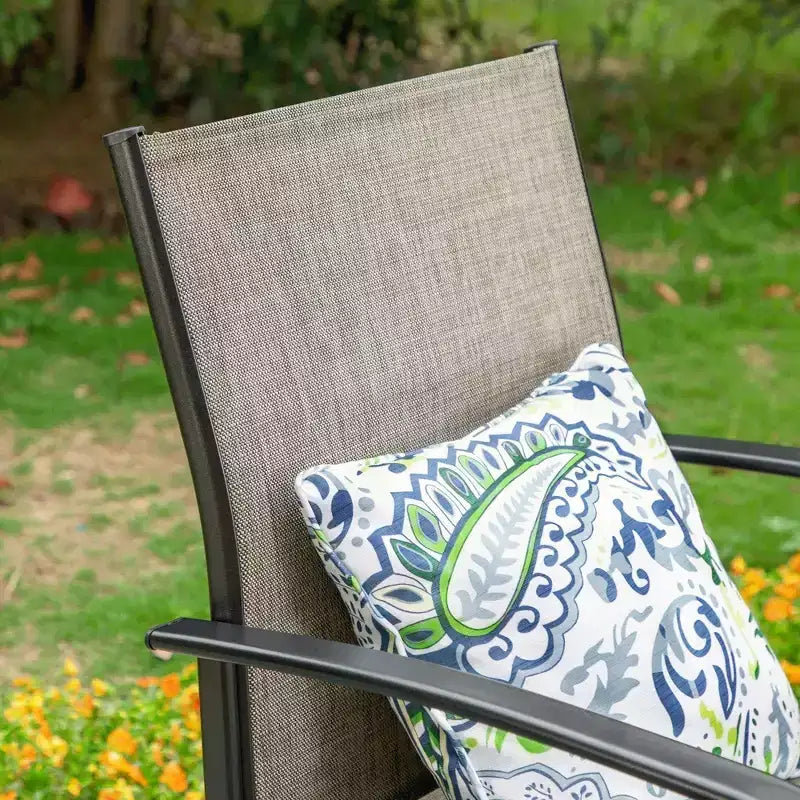 Set da pranzo da 5 pezzi per esterni con tavolo in acciaio con foro per ombrellone da 1,57" e sedie a braccioli imbottite - Captiva Designs