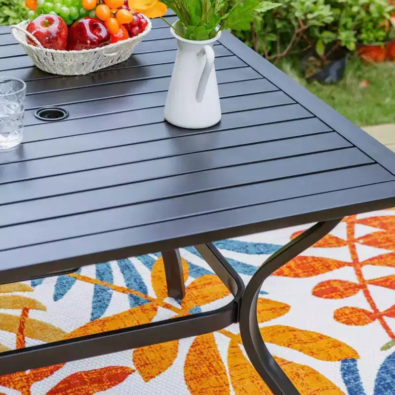 Set da pranzo da 5 pezzi per esterni con tavolo in acciaio con foro per ombrellone da 1,57" e sedie a braccioli imbottite - Captiva Designs