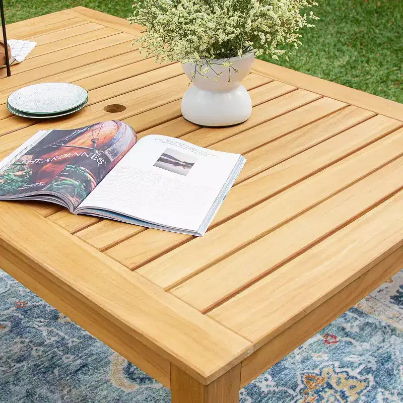 Set da pranzo da esterno Sonoma Lane Azle 5 pz in teak con vimini Honey Twist - Resistente alle intemperie