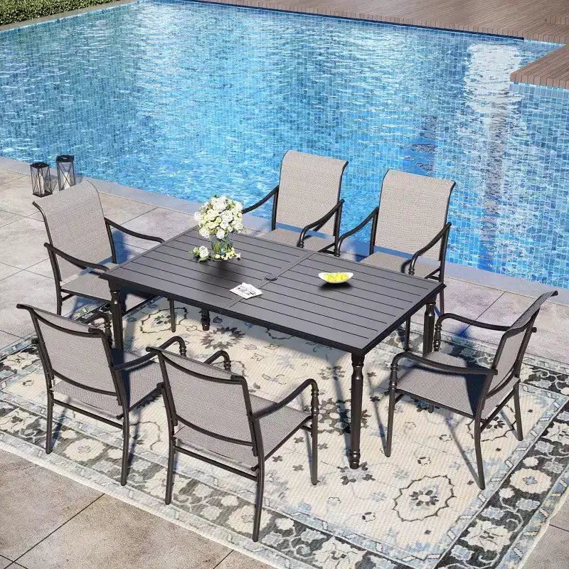 Set da pranzo da patio Captiva Designs da 7 pezzi con tavolo rettangolare con piano a doghe e sedie fisse in textilene grigio