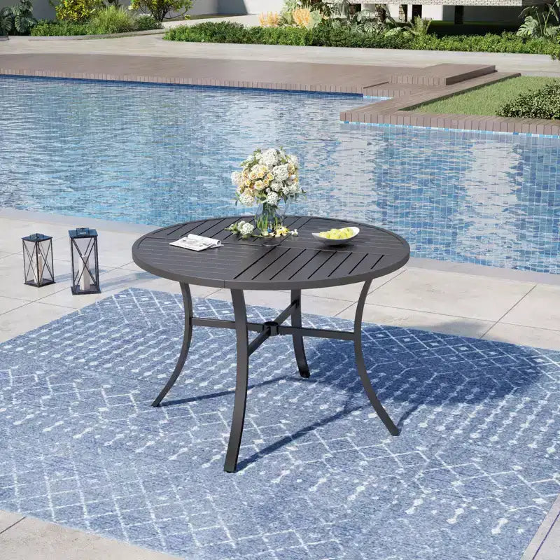Captiva Designs Set 7 pezzi Tavolo Tondo in Acciaio Nero a Doghe con Foro per Ombrellone e Sedie in Textilene