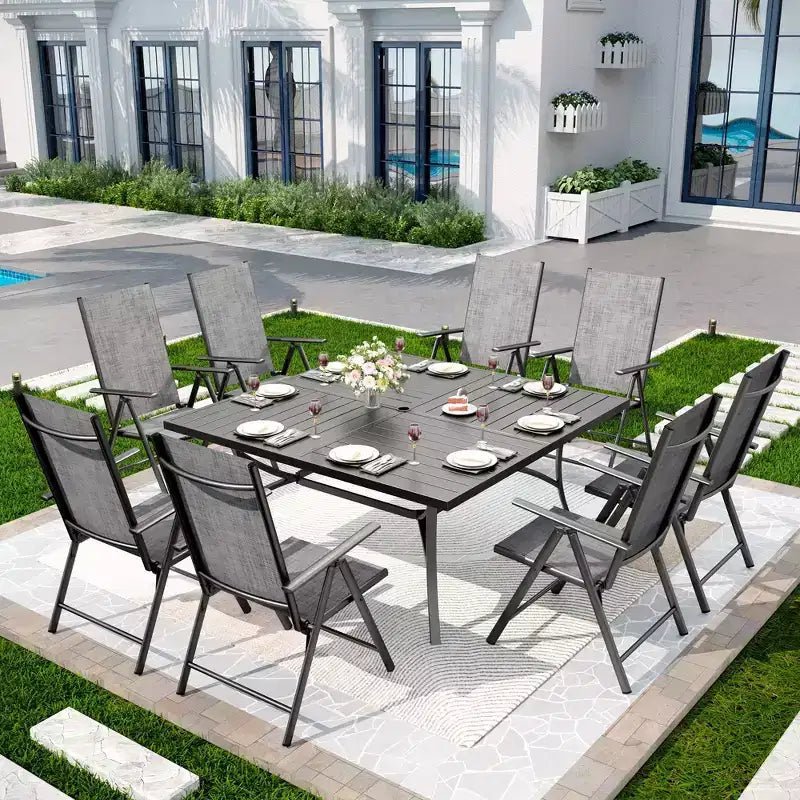 Set da pranzo spazioso Captiva Designs, 9 pezzi, con tavolo quadrato in metallo a doghe, foro per ombrellone e sedie pieghevoli reclinabili in tessuto a rete