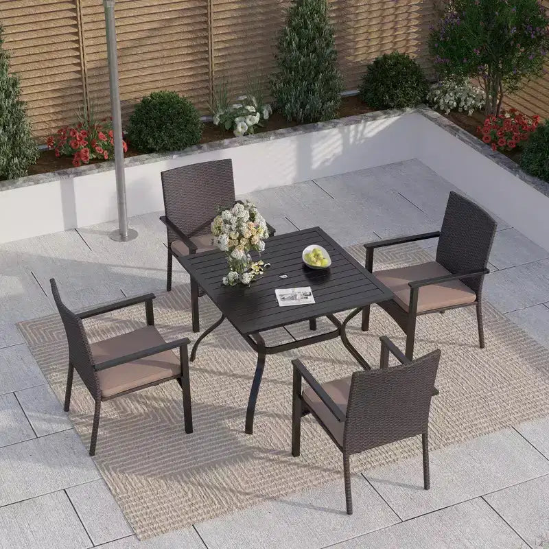 Set da pranzo da patio Captiva Designs da 5 pezzi con tavolo con struttura in acciaio e foro per ombrellone e sedie in rattan con cuscini rimovibili