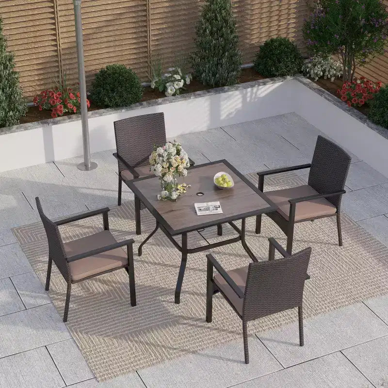 Set da pranzo da patio Captiva Designs da 5 pezzi con tavolo con struttura in acciaio e foro per ombrellone e sedie in rattan con cuscini rimovibili