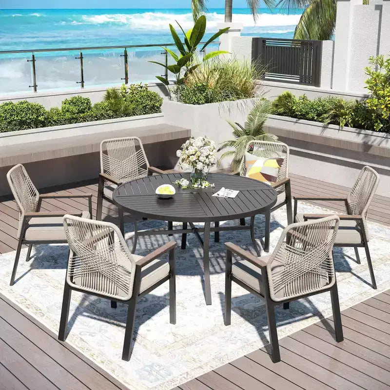 Set da pranzo da patio Captiva Designs da 7 pezzi, tavolo in acciaio con piano a doghe e sedie in rattan beige con cuscini