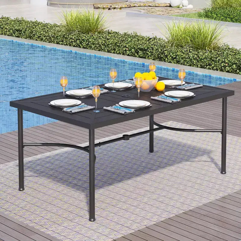 Captiva Designs Set da 8 Pezzi per Esterni: Tavolo da Pranzo Rettangolare in Acciaio, Sedie Girevoli in Rattan e Ombrellone Beige