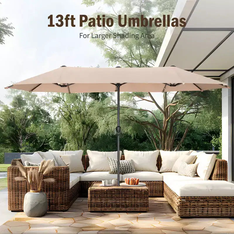 Captiva Designs Set da 8 Pezzi per Esterni: Tavolo da Pranzo Rettangolare in Acciaio, Sedie Girevoli in Rattan e Ombrellone Beige