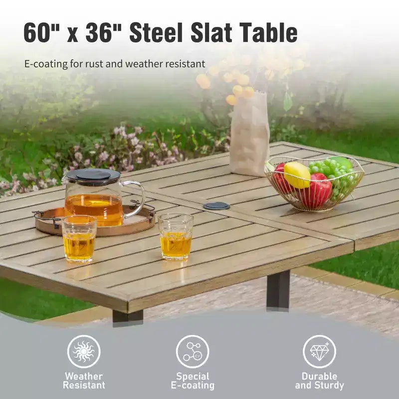 Captiva Designs Set da pranzo 7 pezzi con tavolo in acciaio con ripiano a doghe e foro per ombrellone e sedie in rattan con braccioli imbottiti