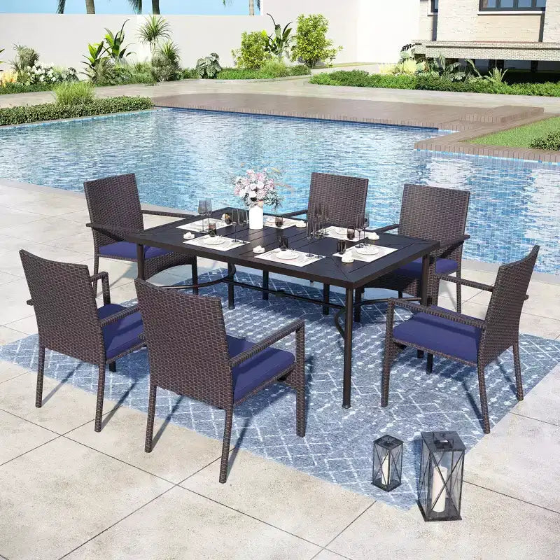 Set da pranzo da esterno Captiva Designs da 7 pezzi, tavolo in acciaio nero con foro per ombrellone e sedie in rattan con braccioli imbottiti