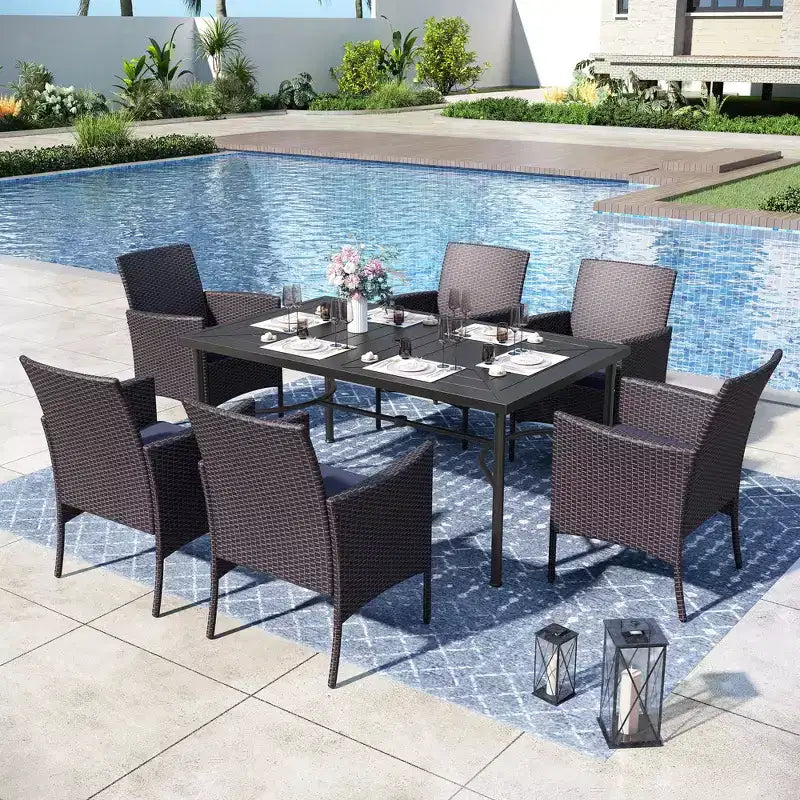 Set da pranzo da esterno Captiva Designs da 7 pezzi, tavolo in acciaio nero con foro per ombrellone e sedie in rattan con braccioli imbottiti