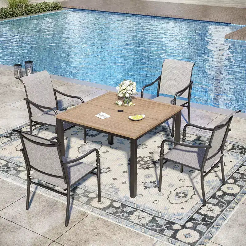 Set da pranzo da patio Captiva Designs da 5 pezzi, tavolo da pranzo in acciaio con foro per ombrellone e poltroncine in textilene grigio