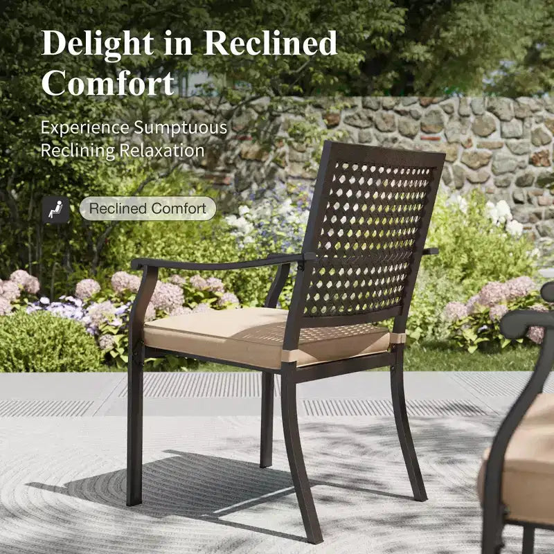 Captiva Designs Set da pranzo da 5 pezzi per esterni in acciaio con tavolo quadrato effetto legno e sedie in metallo con cuscino