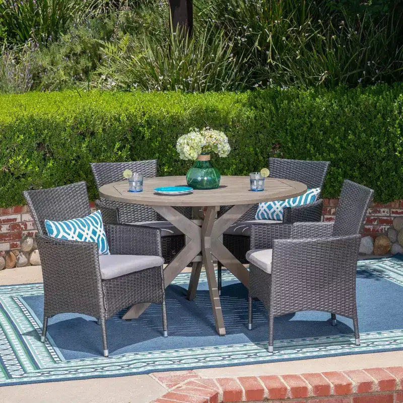 Set da pranzo da esterno Carroll di Christopher Knight Home, 5 pezzi, in vimini e legno di acacia, con cuscino