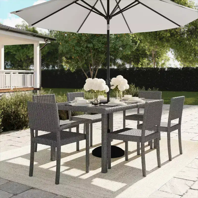 Set da pranzo Martha Stewart Bedford da 7 pezzi per interni ed esterni con 6 sedie impilabili e tavolo da patio da 62 pollici con piano in legno composito in vimini di rattan