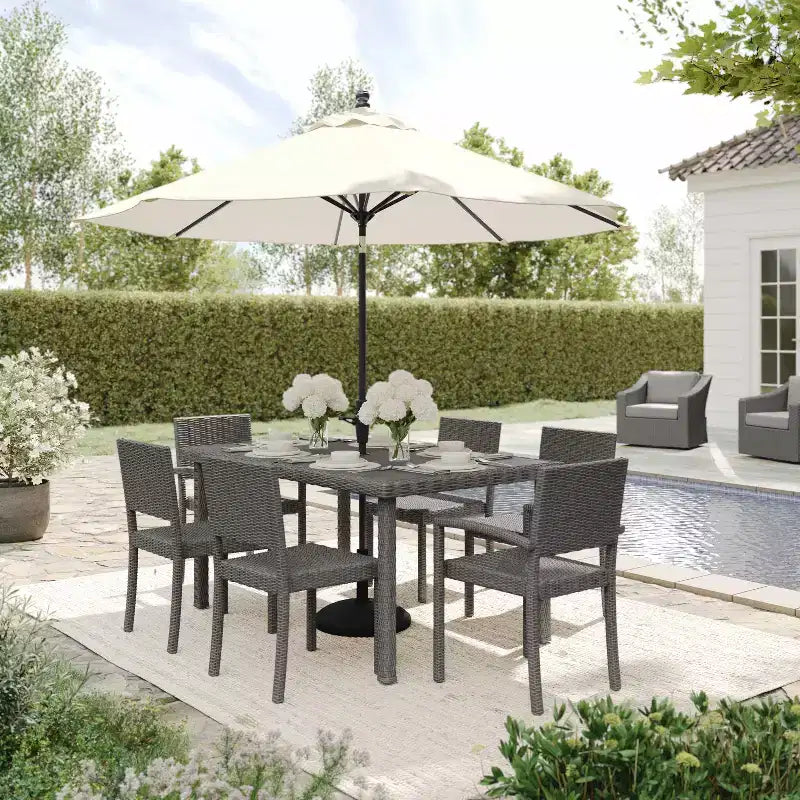 Set da pranzo Martha Stewart Bedford da 7 pezzi per interni ed esterni con 6 sedie impilabili e tavolo da patio da 62 pollici con piano in legno composito in vimini di rattan