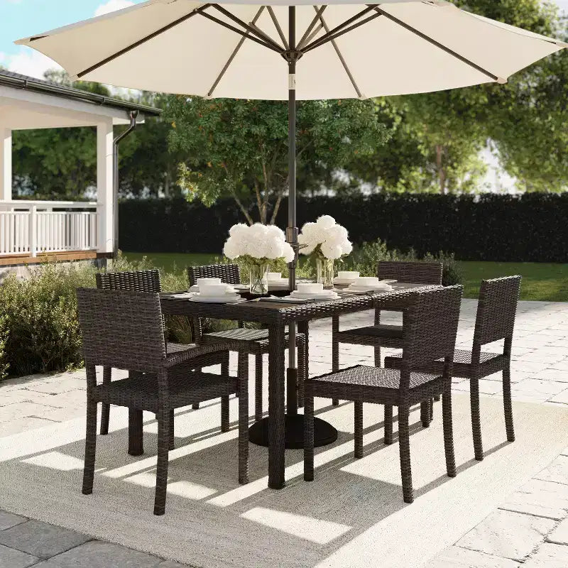 Set da pranzo Martha Stewart Bedford da 7 pezzi per interni ed esterni con 6 sedie impilabili e tavolo da patio da 62 pollici con piano in legno composito in vimini di rattan