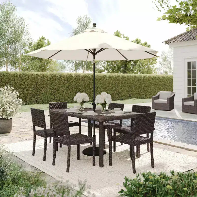 Set da pranzo Martha Stewart Bedford da 7 pezzi per interni ed esterni con 6 sedie impilabili e tavolo da patio da 62 pollici con piano in legno composito in vimini di rattan