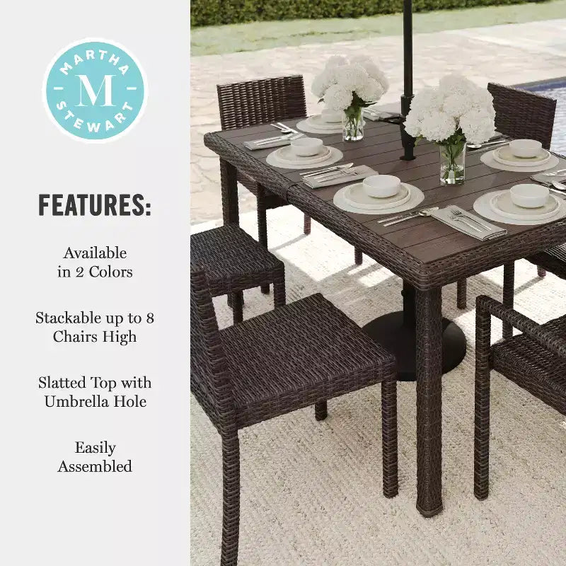Set da pranzo Martha Stewart Bedford da 7 pezzi per interni ed esterni con 6 sedie impilabili e tavolo da patio da 62 pollici con piano in legno composito in vimini di rattan