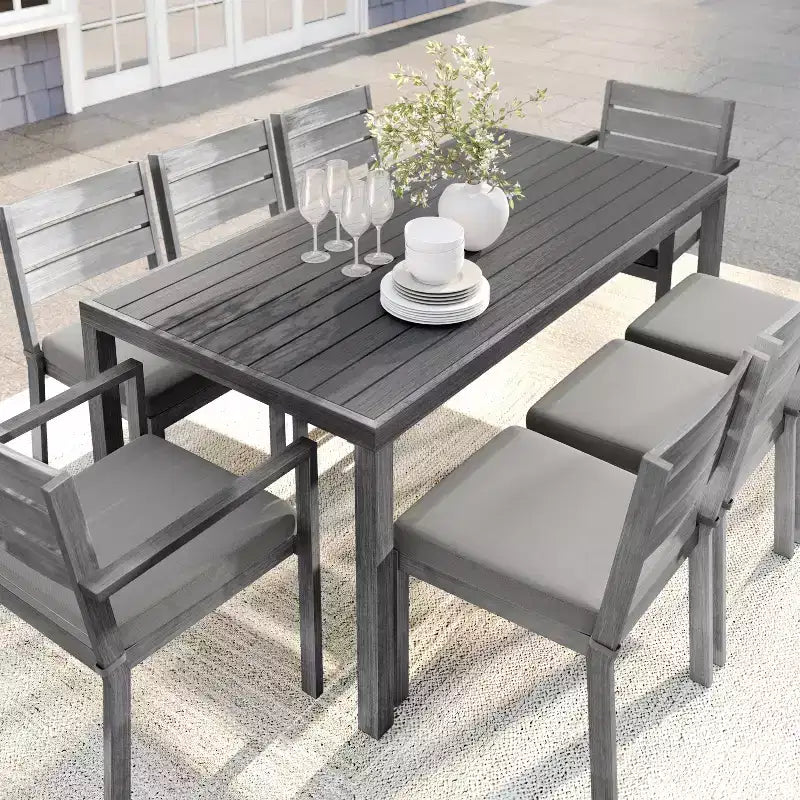 Set da patio Martha Stewart Bedford per interni-esterni con tavolo da 71 pollici e 8 sedie da pranzo con finitura in alluminio spazzolato effetto legno e cuscini per seduta resistenti alle intemperie