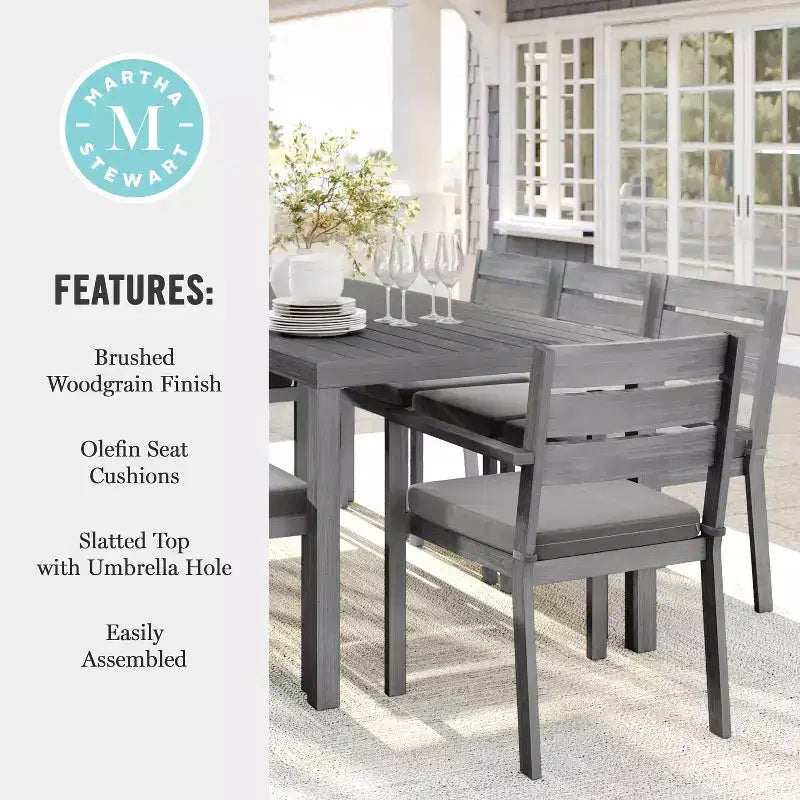 Set da patio Martha Stewart Bedford per interni-esterni con tavolo da 71 pollici e 8 sedie da pranzo con finitura in alluminio spazzolato effetto legno e cuscini per seduta resistenti alle intemperie