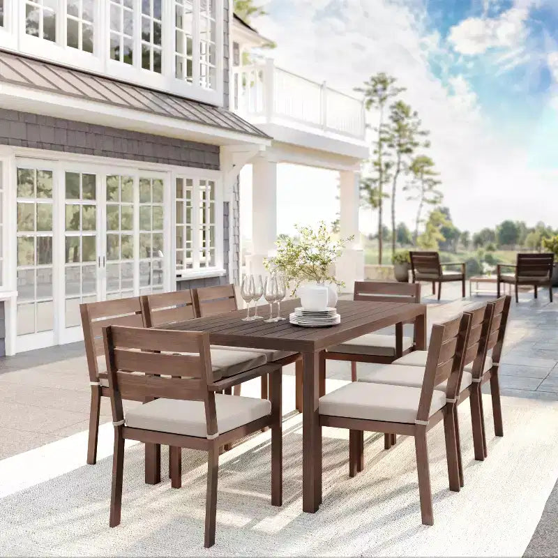 Set da patio Martha Stewart Bedford per interni-esterni con tavolo da 71 pollici e 8 sedie da pranzo con finitura in alluminio spazzolato effetto legno e cuscini per seduta resistenti alle intemperie