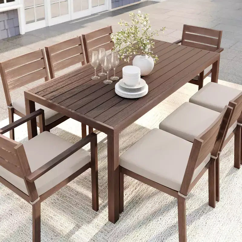 Set da patio Martha Stewart Bedford per interni-esterni con tavolo da 71 pollici e 8 sedie da pranzo con finitura in alluminio spazzolato effetto legno e cuscini per seduta resistenti alle intemperie