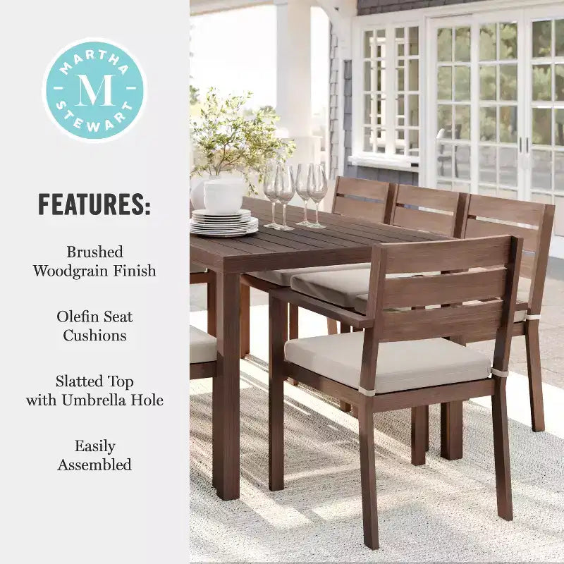 Set da patio Martha Stewart Bedford per interni-esterni con tavolo da 71 pollici e 8 sedie da pranzo con finitura in alluminio spazzolato effetto legno e cuscini per seduta resistenti alle intemperie