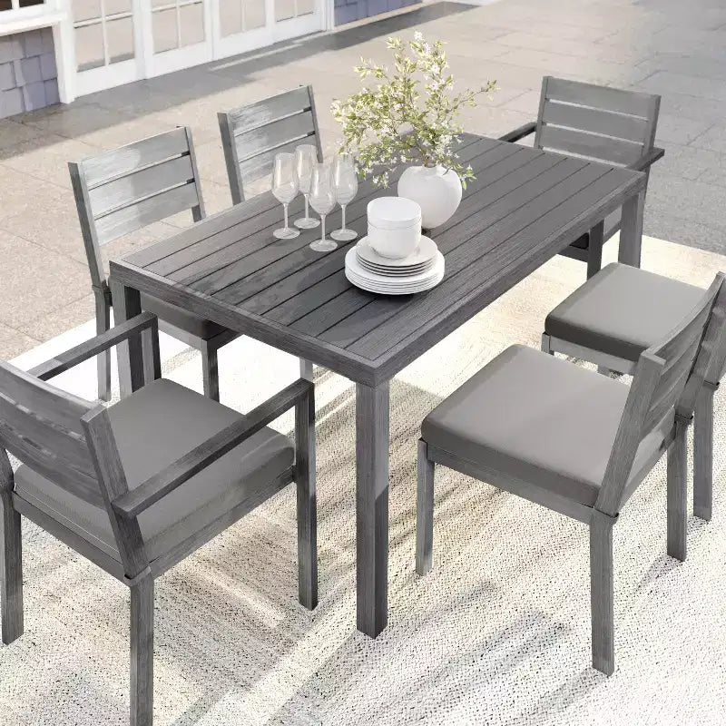 Set da patio Martha Stewart Bedford per interni ed esterni con tavolo da 62 pollici e 6 sedie da pranzo con finitura in alluminio spazzolato effetto legno e cuscino di seduta per tutte le stagioni