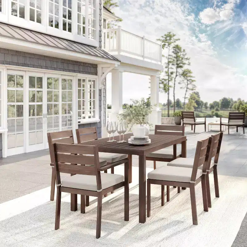 Set da patio Martha Stewart Bedford per interni ed esterni con tavolo da 62 pollici e 6 sedie da pranzo con finitura in alluminio spazzolato effetto legno e cuscino di seduta per tutte le stagioni
