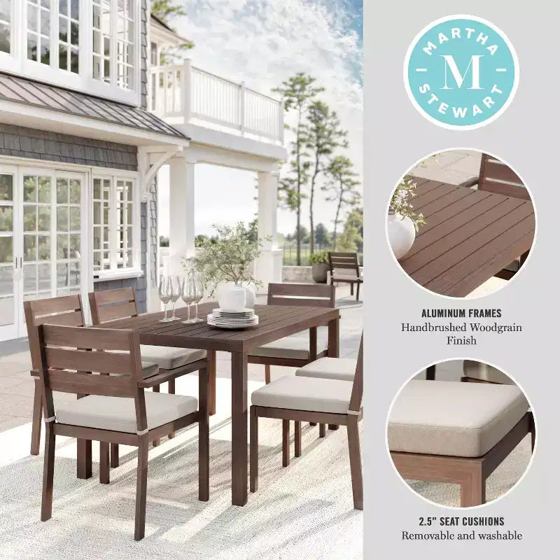 Set da patio Martha Stewart Bedford per interni ed esterni con tavolo da 62 pollici e 6 sedie da pranzo con finitura in alluminio spazzolato effetto legno e cuscino di seduta per tutte le stagioni