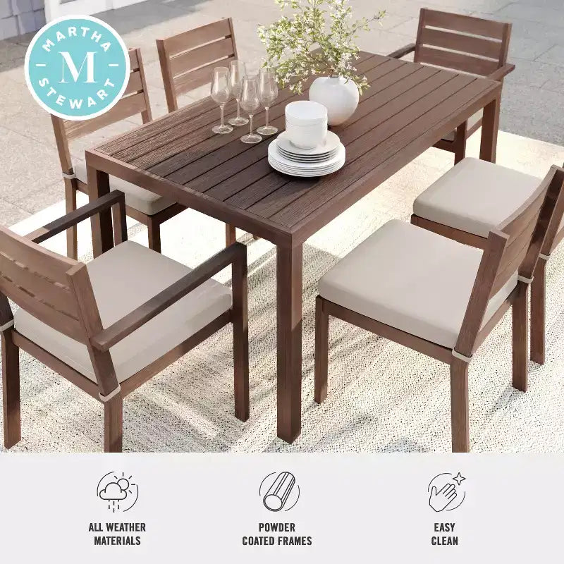 Set da patio Martha Stewart Bedford per interni ed esterni con tavolo da 62 pollici e 6 sedie da pranzo con finitura in alluminio spazzolato effetto legno e cuscino di seduta per tutte le stagioni