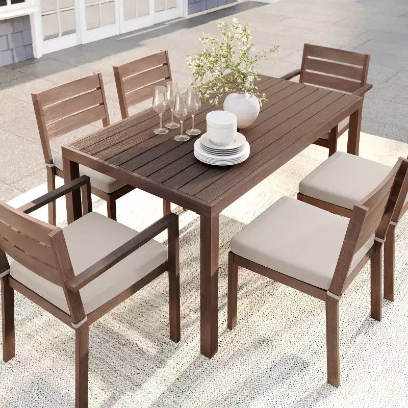 Set da patio Martha Stewart Bedford per interni ed esterni con tavolo da 62 pollici e 6 sedie da pranzo con finitura in alluminio spazzolato effetto legno e cuscino di seduta per tutte le stagioni