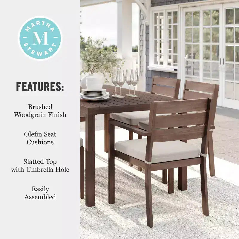 Set da patio Martha Stewart Bedford per interni ed esterni con tavolo da 62 pollici e 6 sedie da pranzo con finitura in alluminio spazzolato effetto legno e cuscino di seduta per tutte le stagioni