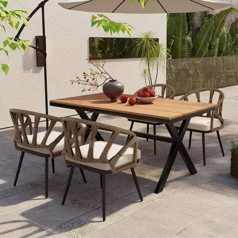 Set da esterno contemporaneo Whisen con sedie in rattan PE e tavolo in legno plastico, adatto per giardini e prati