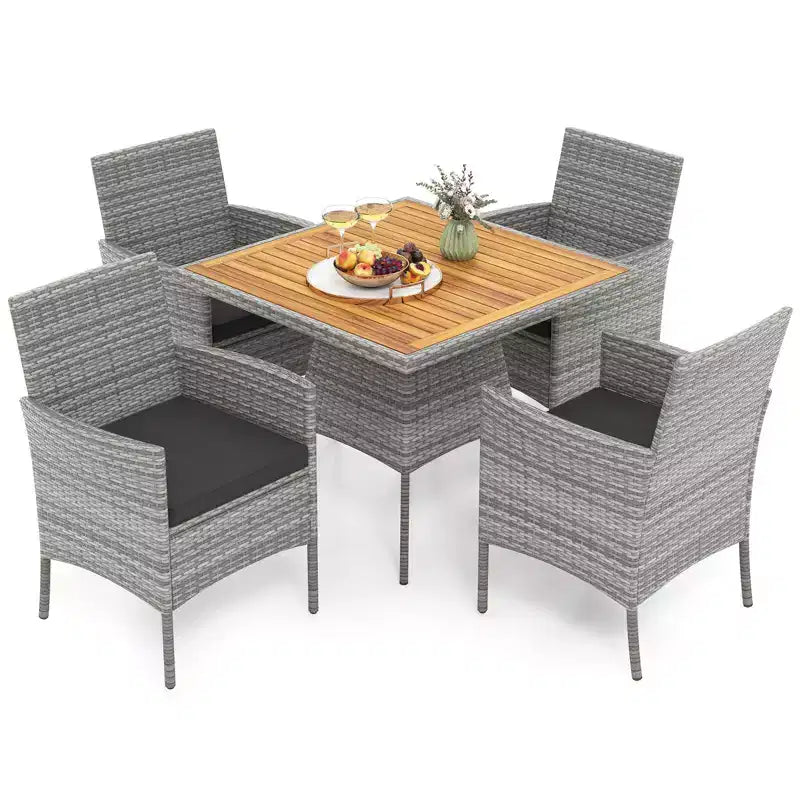 Set da pranzo da esterno Costway 5 pezzi in vimini PE con cuscini e foro per ombrellone da 5 cm