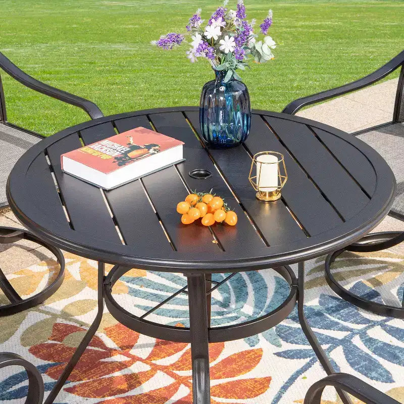 Captiva Designs Set da pranzo da 5 pezzi per esterni con tavolo rotondo in acciaio con piano a doghe nero e sedie a fionda con struttura in acciaio