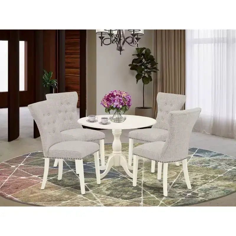 HomeStock Tavolo da Pranzo a 5 Pezzi con Finitura Bianco Lino, Piano in Legno Massello, con 4 Sedie Parson con Schienale a Reticolo e Ribalta